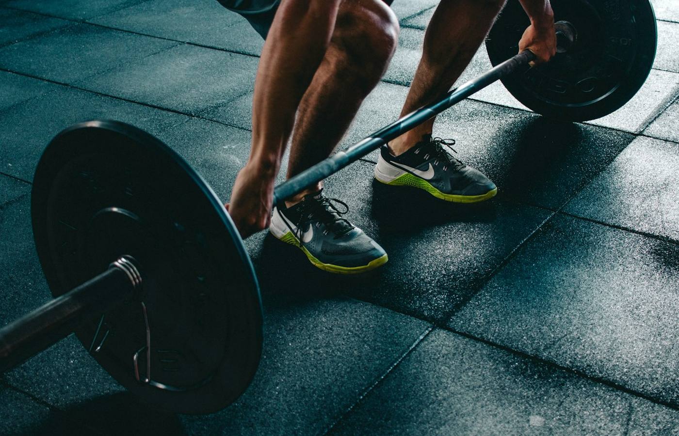 Energická skupinová lekce ve fitness studiu