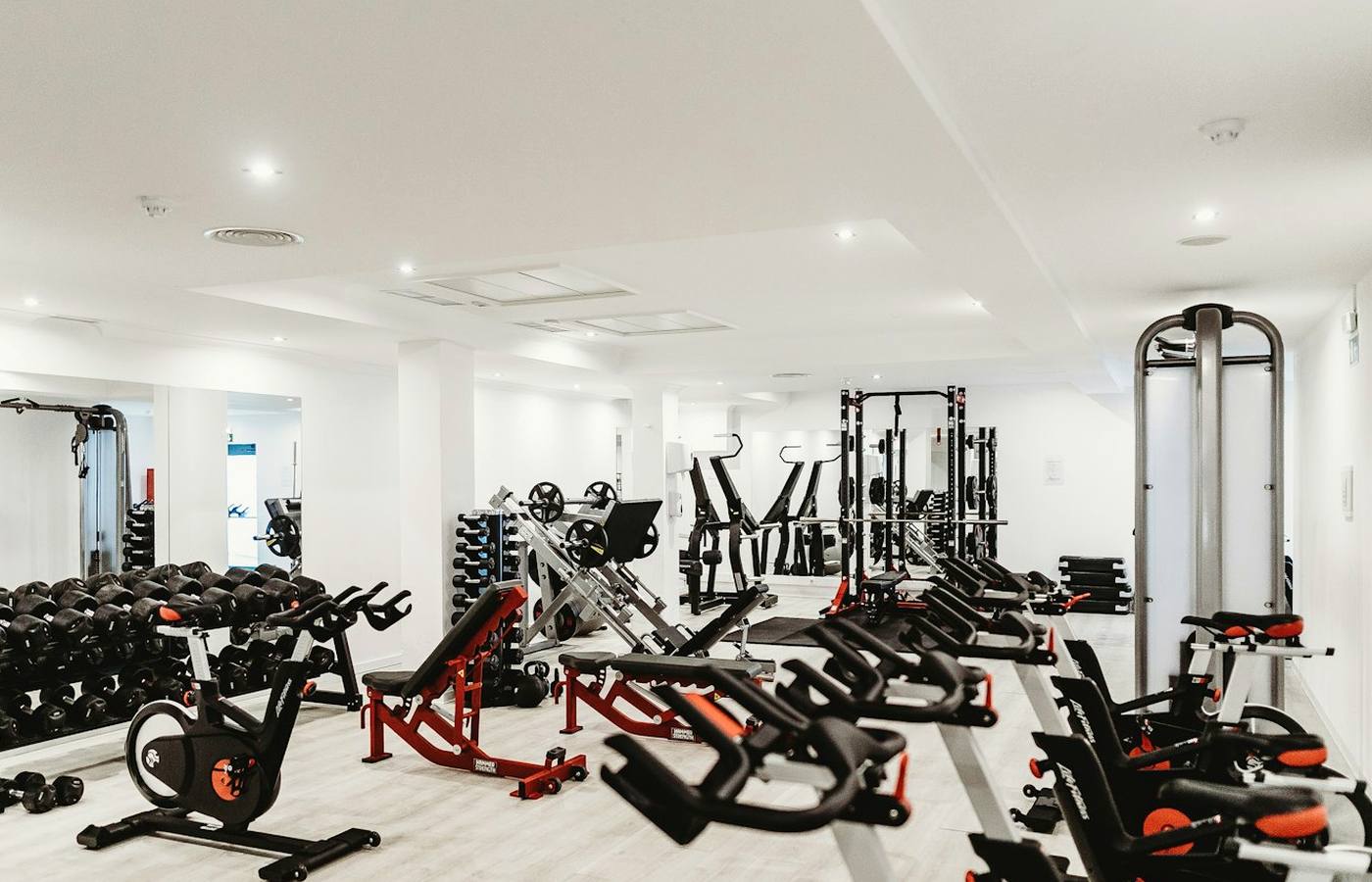 Vstup do moderního fitness studia v centru Prahy